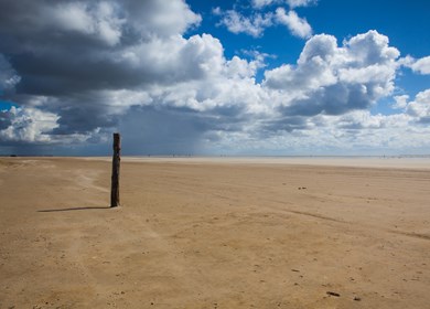 Am wunderschönen sonderstrand auf der romo halbinsel, jütland, dänemark. Landschaft nach starkem Regen