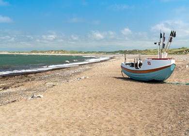 Fischerboot am Strand von Klitmøller, Dänemark